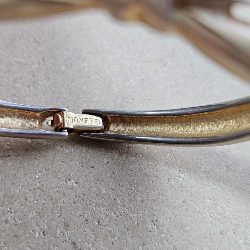Monet Vintage Gold Tone Bow Hinged Bangle Bracelet‎ Costume Jewelry